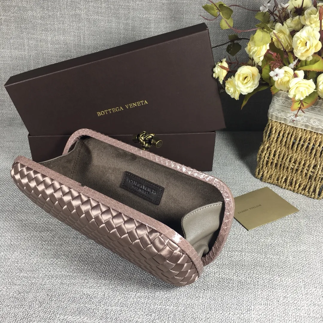 8651 Large Classic Dinner Bag ~~~Snake leather with ribbon ~~~Dense and slippery, not easy to fluff, can hold iPhones of all sizes! Size: 25cm*9.5cm*4cm